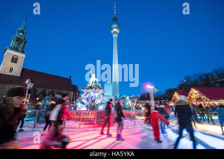 Eisbahn am traditionellen Weihnachtsmarkt am Alexanderplatz in Mitte Berlin Deutschland 2016 Stockfoto