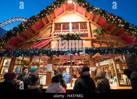 Nachtansicht der traditionelle Weihnachtsmarkt mit Glühwein Stand am Alexanderplatz in Mitte Berlin Deutschland 2016 Stockfoto