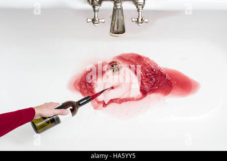 Detail eines Mannes Gießen entfernt Wein in einem Akt der Verzicht auf Alkohol Stockfoto