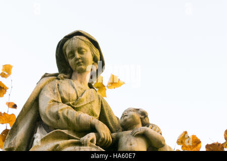 Eine steinerne Statue der Madonna mit Kind vor dem Eingang zur Kirche der Muttergottes, Brügge, Belgien. Stockfoto