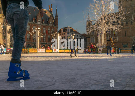 Eislaufen auf der Kunsteisbahn Weihnachtsmarkt Markt Menschen Platz Bruge Brugge Stockfoto