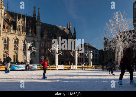 Kinder Skaten auf Eisbahn Weihnachtsmarkt Markt Platz Bruge Brugge Stockfoto