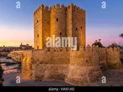 Alahorra Turm auf die römische Brücke in Córdoba, Andalusien, Spanien Stockfoto