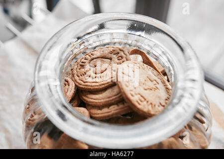 Hausgemachtes Spritzgebäck in einem Glas. Weihnachtsplätzchen. Pfefferkuchen. Stockfoto