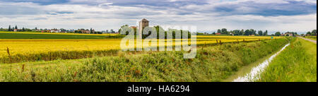 Bewässerungskanal entlang Feldern im italienischen Landschaft Stockfoto