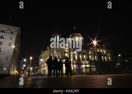 Das Beatles-Denkmal am Molenkopf, Liverpool, vor der Port of Liverpool Building Stockfoto