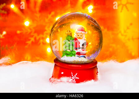 Weihnachtsmann im Snowdome, Happy New Year-2017, Weihnachten, helle unscharf gestellt Lichter im Hintergrund Stockfoto