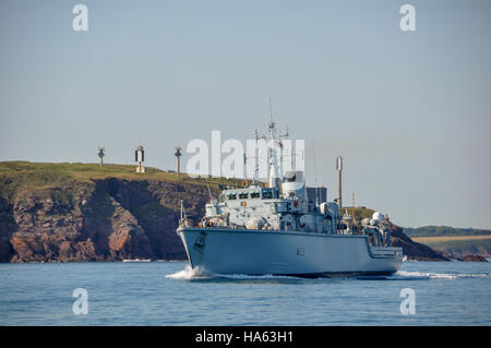 Hms hurworth Ausführung eine hohe Drehzahl schalten innerhalb von Milford Haven, Pembrokeshire, auf einem ruhigen Sommer Tag Stockfoto