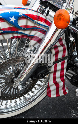 Detail eines kundenspezifischen Motorrads, eines Motorrads vorn und eines Kotflügels mit den Farben der amerikanischen Flagge, der US-amerikanischen Flagge und der US-amerikanischen Flagge. Stockfoto