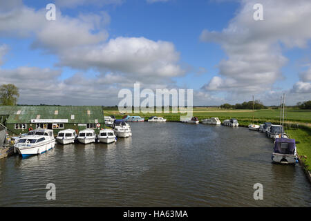 Boote vertäut am Ludham Brücke Werft auf dem Fluss Ameise auf den Norfolk Broads. Stockfoto