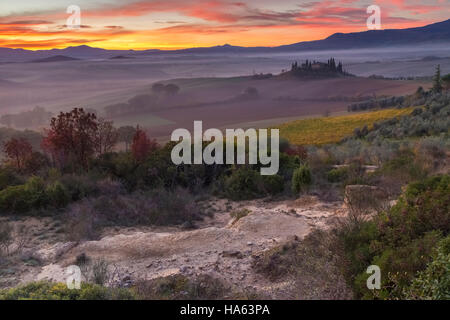 Blick auf Felsen und Felder in der Nähe von Podere Belvedere, San Quirico d ' Orcia, Val d ' Orcia, Toskana, Italien. Stockfoto