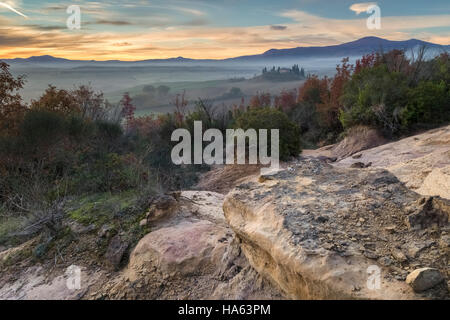 Blick auf Felsen und Felder in der Nähe von Podere Belvedere, San Quirico d ' Orcia, Val d ' Orcia, Toskana, Italien. Stockfoto