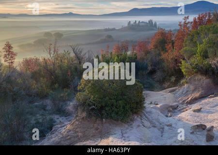 Blick auf Felsen und Felder in der Nähe von Podere Belvedere, San Quirico d ' Orcia, Val d ' Orcia, Toskana, Italien. Stockfoto