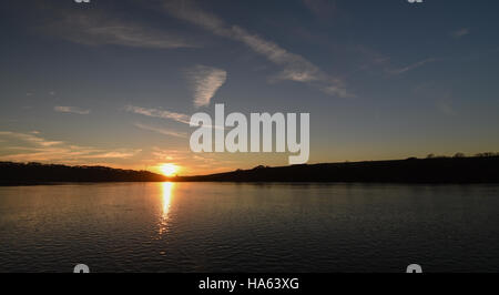 Goldener Sonnenuntergang, blauer Himmel und Wolken spiegeln sich in vollkommen ruhig Wasser Stockfoto