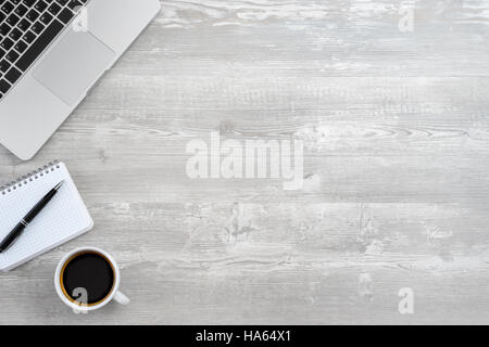 Laptop, Stift und Notizbuch mit Kaffeetasse auf einem Holztisch Stockfoto