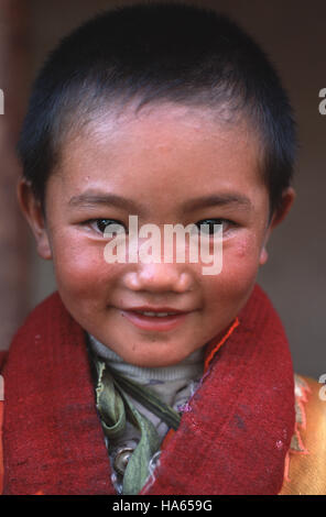 Bildunterschrift: Axu, Sichuan, China - Aug 2003. Ein Khampa-Mädchen im Kloster in Axu, einer abgelegenen Gegend in der ehemaligen tibetischen Königreich Kham. Es ist li Stockfoto