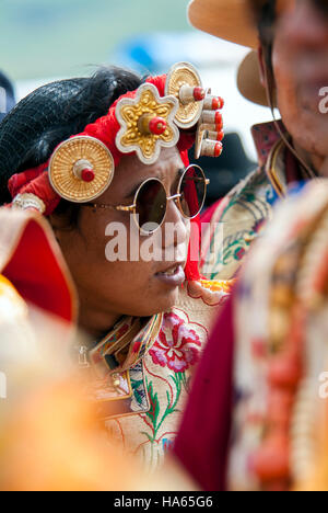 Ein aufwendig gekleidet Khampa Reiter am Yushu Horse Racing Festival. Qinghai, China. Stockfoto