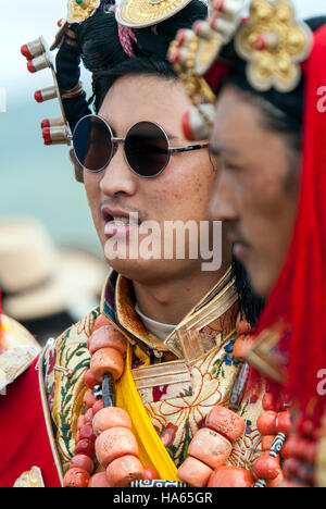 Khampa Reiter, in ihren schönsten Outfits gekleidet, darunter seltene rote Koralle, Gelb und Türkis Schmuck, an der Yushu Horse Festival in Qingai, China. Stockfoto