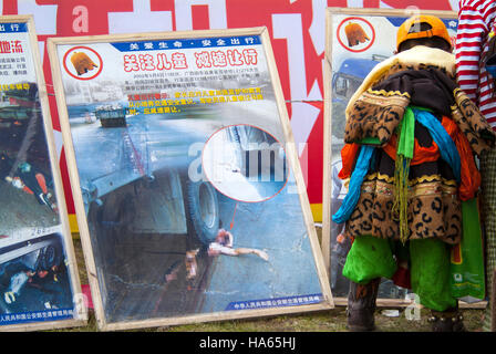 Grausamen Straße Sicherheit Plakate in Yushu Horse Racing Festival in Qinghai. China hat eine der höchsten Straße Tod Rollen in Asien. Stockfoto