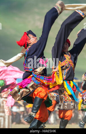 Khampa Reiter, die traditionellen Tanz an der Yushu Horse Racing Festival in Qinghai, China. Stockfoto