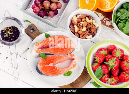 Lebensmittel reich an Antioxidantien. Gesunde Ernährung-Konzept.  Ansicht von oben Stockfoto