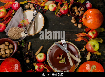 Herbstliche Tischdekoration mit Früchten und Nüssen. Flach zu legen Stockfoto