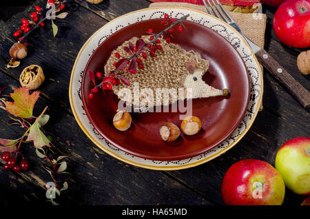 Herbstliche Tischdekoration mit Früchten und Nüssen. Stockfoto