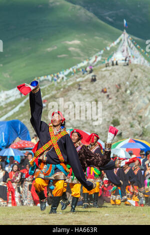 Khampa Reiter, die traditionellen Tanz an der Yushu Horse Racing Festival. Qinghai, China. Stockfoto