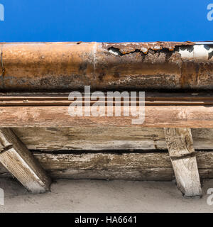 Closeup auf gebrochene regen Rinnensystem ohne Dach Schutz Stockfoto