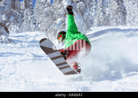 Skifahrer Snowboarder springt Freeride Wald Stockfoto