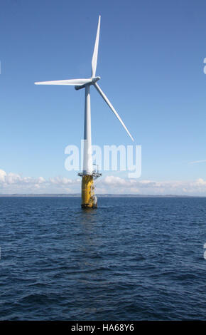 Die schwimmende Offshore-Windkraftanlage Hywind mit 2,3 Megawatt in der Nordsee vor Norwegen ist Teil des Hywind-Projekts. Er wurde von Siemens und Statoil entwickelt und ist mit einer Spar-Boje-Konstruktion für Stabilität ausgestattet. Diese innovative Turbine trägt zur Weiterentwicklung der Offshore-Windenergietechnologie bei und ist ein wichtiger Schritt in Richtung einer saubereren, erneuerbaren Energieerzeugung. Stockfoto