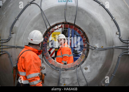 Arbeiter überprüfen Sie das Innere eines ultrastarken Â £ 10 Millionen Magnetresonanz-Bildgebung (MRI) Scanner, der 7-Tesla (7 t) Scanner, wie es für die Installation auf die neue Imaging Zentrum der Exzellenz (ICE) bei Glasgow Queen Elizabeth University Hospital (QEUH) kommt. Stockfoto