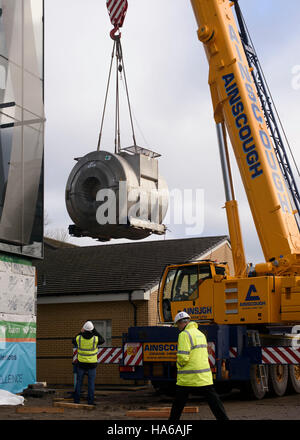 Ein Kran hebt eine ultra-leistungsstarke Â £ 10 Millionen Magnetresonanz-Bildgebung (MRI) Scanner, der 7-Tesla-(7 t)-Scanner, wie es für die Installation auf die neue Imaging Zentrum der Exzellenz (ICE) bei Glasgow Queen Elizabeth University Hospital (QEUH) kommt. Stockfoto