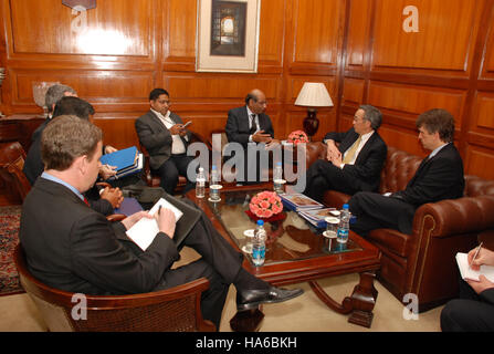 Dieses Bild, das während einer Veranstaltung des Energieministeriums aufgenommen wurde, konzentriert sich auf nachhaltige Energiepraktiken und den Umweltschutz. Das Energieministerium setzt sein Engagement fort, die Umweltauswirkungen von Energiesystemen zu verringern und gleichzeitig saubere Energielösungen voranzutreiben. Stockfoto