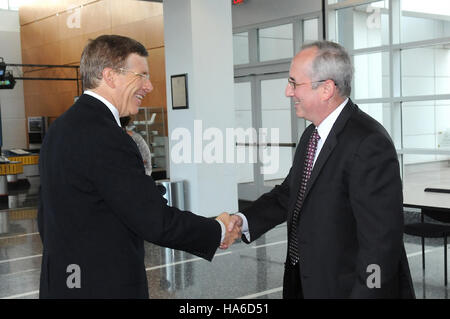 Das Energieministerium führt weiterhin neue Energielösungen ein, die sich auf die Verringerung der CO2-Emissionen und die Verbesserung der Energieeffizienz in Bundesbetrieben und Industrien konzentrieren. Stockfoto