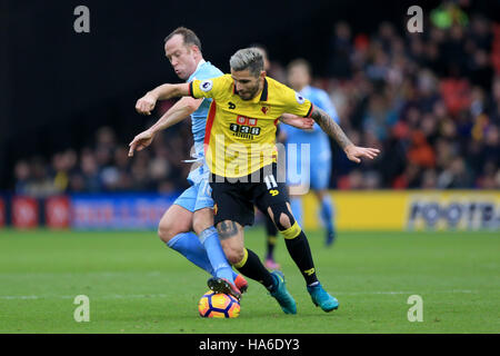 Watford Valon Behrami (rechts) und Stoke City Charlie Adam für den Ball während der Premier League match bei Vicarage Road in London. PRESSEVERBAND Foto. Bild Datum: Sonntag, 27. November 2016. Finden Sie unter PA Geschichte Fußball Watford. Bildnachweis sollte lauten: Nigel Französisch/PA Wire. Einschränkungen: EDITORIAL verwenden nur keine unbefugten Audio, Video, Daten, Spielpläne, Verbandsliga/Logos oder "live"-Dienste. Im Spiel Onlinenutzung beschränkt auf 75 Bilder, keine video Emulation. Keine Verwendung in Wetten, Spiele oder Vereinsspieler/Liga/Einzelpublikationen Stockfoto