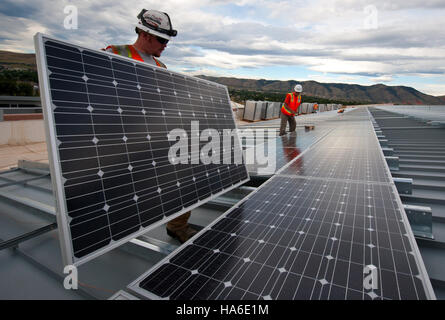 Installation von Solarpaneelen in der RSF-Forschungsförderungseinrichtung am Standort South Table Mountain, die energieeffiziente Baupraktiken und LEED-Standards für eine nachhaltige Gebäudeplanung demonstrieren. Stockfoto