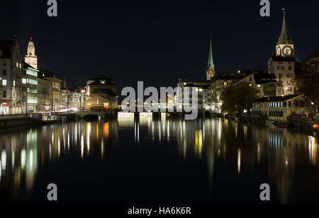 Die Innenstadt von Zürich in der Nacht mit Licht spiegelt sich im Fluss Stockfoto