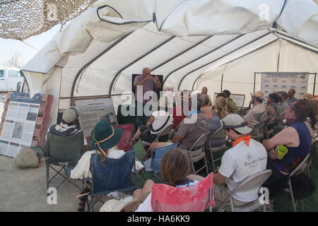 Das Bureau of Land Management’s Interpretation Camp feierte den 15. Jahrestag der National Conservation Area (NCA). Die Veranstaltung enthielt Vorträge über Naturschutzmaßnahmen, lokale Ökologie und die Bedeutung der Erhaltung öffentlicher Flächen für zukünftige Generationen. Stockfoto