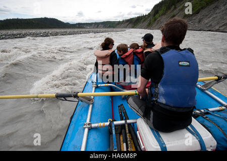 Ein malerisches schwimmendes Erlebnis auf dem Fluss in Wrangell-St. Der Elias-Nationalpark in Alaska zeigt die vielfältige Tierwelt und atemberaubende Landschaften des Parks. Der Park ist ein wichtiger Ort für Outdoor-Aktivitäten und Naturschutzmaßnahmen. Stockfoto