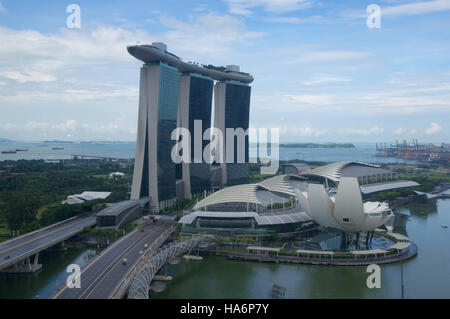 Singapur - 23. Juli 2016: einzigartige Wolkenkratzer im Zentrum von Marina Bay mit einem Casino und einem Infinity-Pool auf dem Dach des Gebäudes Stockfoto