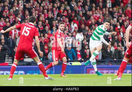 Celtics Tom Rogic erhält seine Seiten öffnen Ziel während der Scottish League Cup-Finale im Hampden Park, Glasgow. Stockfoto