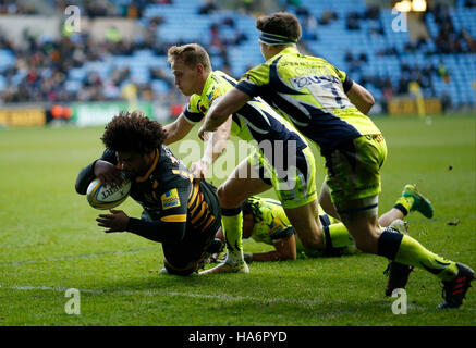 Wespen Ashley Johnson erhält ihren dritten Versuch während der Aviva Premiership-Spiels in der Ricoh Arena in Coventry. Stockfoto