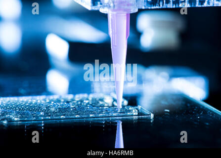Eine visuelle Darstellung modernster Fortschritte in der 3D-Drucktechnologie, die durch Forschungen am Los Alamos National Laboratory hervorgehoben wurde. Dieses Bild unterstreicht die bedeutende Rolle des Labors bei der Entwicklung neuer Technologien und ihrer potenziellen Anwendungen in verschiedenen wissenschaftlichen Bereichen. Stockfoto