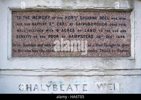 Inschrift auf dem eisenhaltiger Brunnen, Hampstead, London, England, feststellend, die 1698 vererben der Brunnen und sechs Hektar land Stockfoto