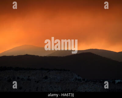 Dieses Bild zeigt den Rauch, der am 27. Juni 2011 über dem Jemez-Brand in New Mexico aufsteigt. Der Brand betraf weite Bereiche der Jemez-Berge und veranlasste die Brandbekämpfung, um ihn einzudämmen. Stockfoto