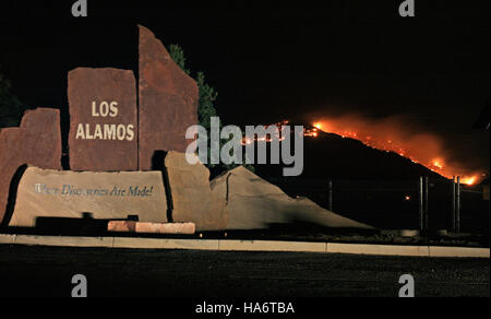 Das Bild fängt das lebhafte Feuerwerk über Los Alamos am 4. Juli ein und zeigt eine farbenfrohe und festliche Feier des amerikanischen Unabhängigkeitstages. Diese Veranstaltung ist Teil der jährlichen Tradition der Gemeinde, den Feiertag zu ehren. Stockfoto