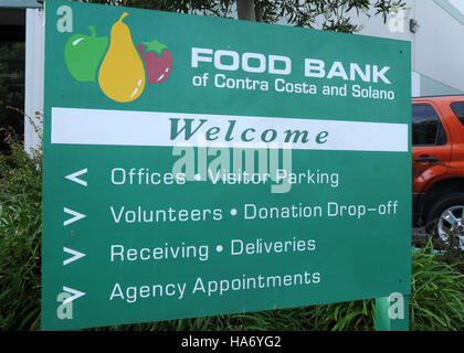 Dieses Bild zeigt die Schnittstelle von Natur, Wissenschaft und Politik im Kontext der Nationalparks in den Vereinigten Staaten. Das USDA spielt eine Schlüsselrolle bei der Verwaltung natürlicher Ressourcen, bei Erhaltungsmaßnahmen und bei der Agrarpolitik, die sich auf Ökosysteme und öffentliche Flächen von Parks auswirken, und gewährleistet so das Gleichgewicht zwischen Umweltschutz und öffentlicher Nutzung. Stockfoto