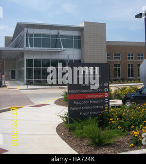 Dieses Bild zeigt ein Richtungsschild im HAH (Nationalpark), das Besuchern bei der Navigation durch den Park hilft und gleichzeitig das Bewusstsein für die Bedeutung der Ressourcen des Parks, den Umweltschutz und die natürliche Schönheit des Parks fördert. Stockfoto