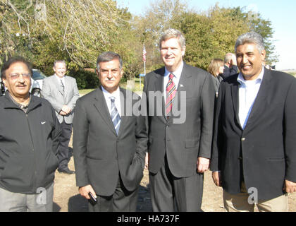 Diese Abbildung zeigt die wichtigsten Zahlen des US-Landwirtschaftsministeriums, die mit internationalen Delegierten zusammenarbeiten. Er hebt die Bemühungen der USA in der Agrardiplomatie und die globale Zusammenarbeit bei der landwirtschaftlichen Entwicklung hervor und konzentriert sich dabei auf Iowas Beiträge zu internationalen Landwirtschaftspraktiken. Stockfoto